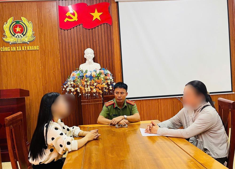 Cơ quan Công an làm việc với Trần Thị Thu Hằng (ngồi bên phải)