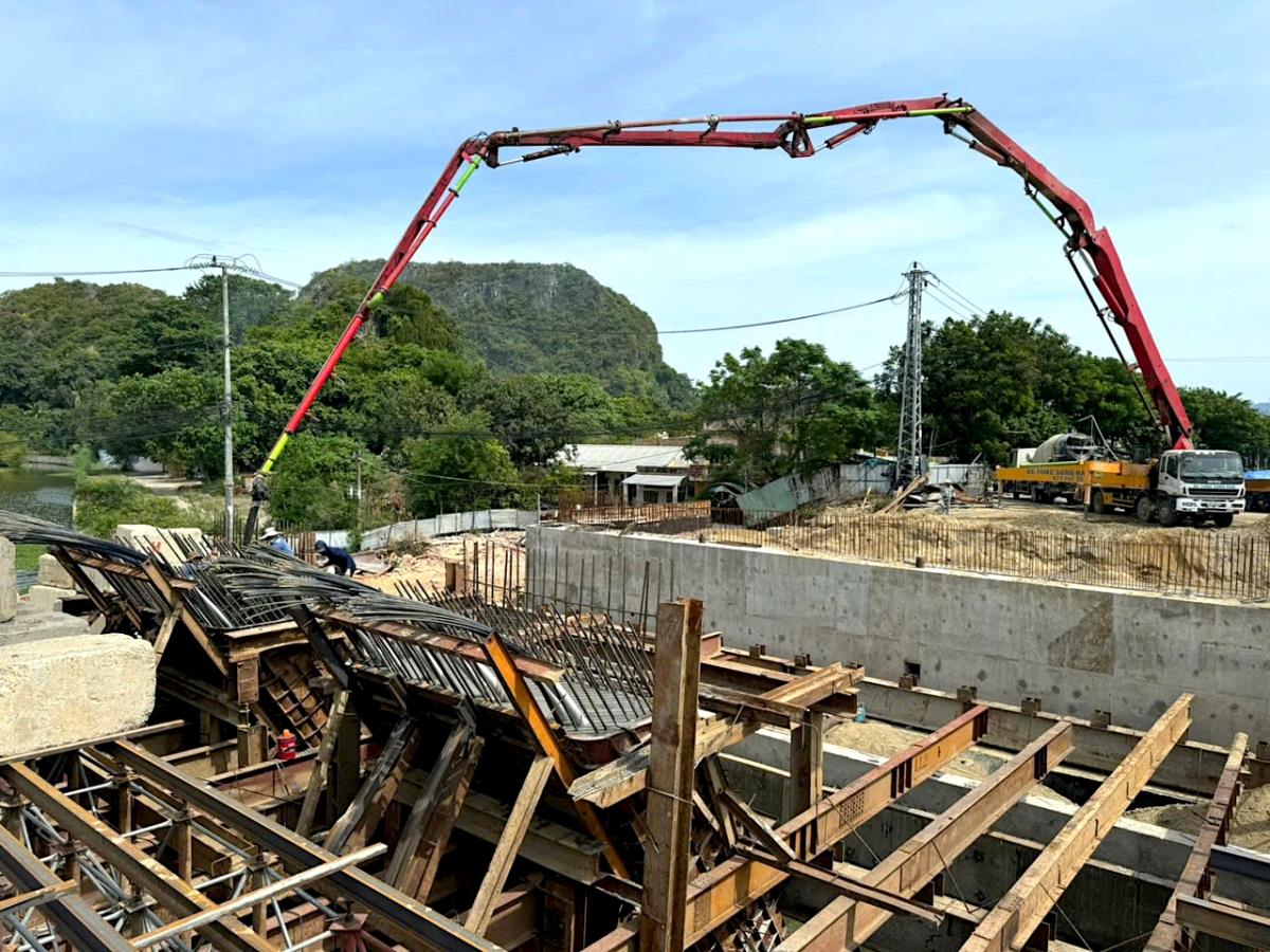 Thi công hoàn thiện hạng mục "Chiếc nhẫn Hòa Bình" thuộc Dự án cải tạo và nâng cấp Công viên 29-3.