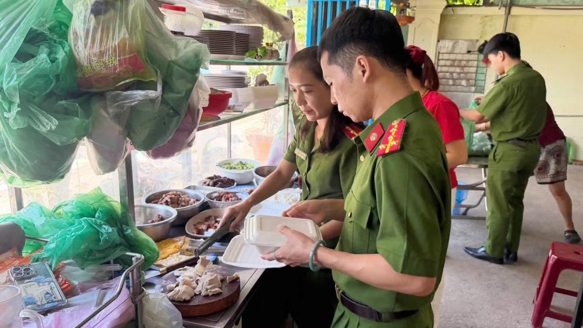 Hỗ trợ người dân khắc phục sạt lở đất đe dọa công trình nhà ở.