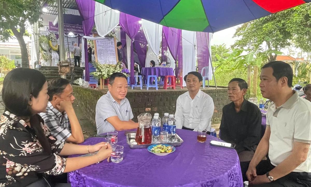 Hội Liên hiệp Phụ nữ xã Hòa Tiến kết nối gia đình anh Phan Văn Vũ nhận đỡ đầu cháu gái út của chị Hiệp theo chương trình “Mẹ đỡ đầu”, với mức hỗ trợ 40 triệu đồng trong 5 năm.