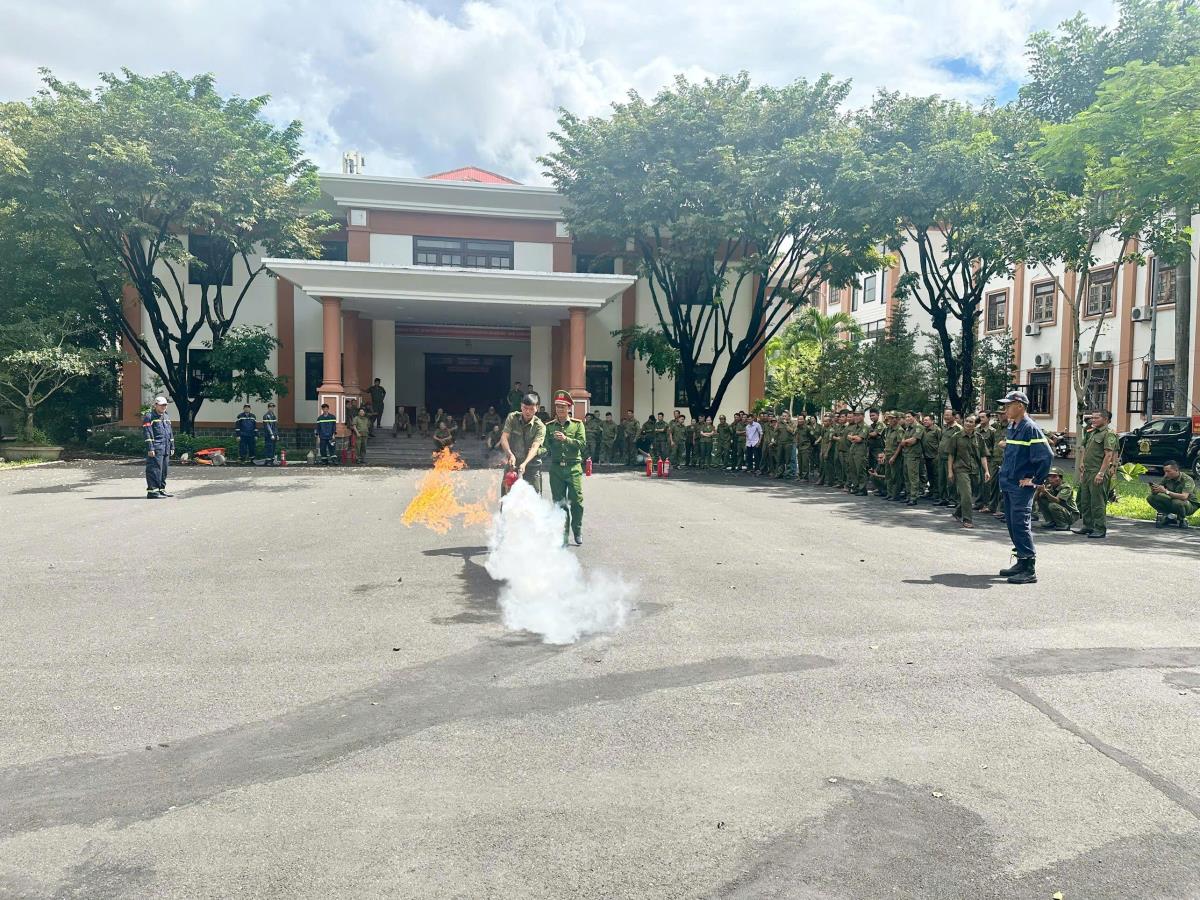 Thực hành bình chữa cháy mini.