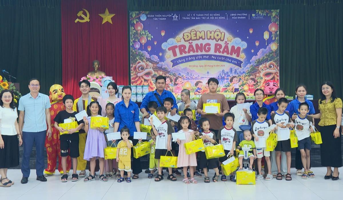 Niềm vui của các cháu thiếu nhi khi đón nhận những phần quà Tết Trung thu.