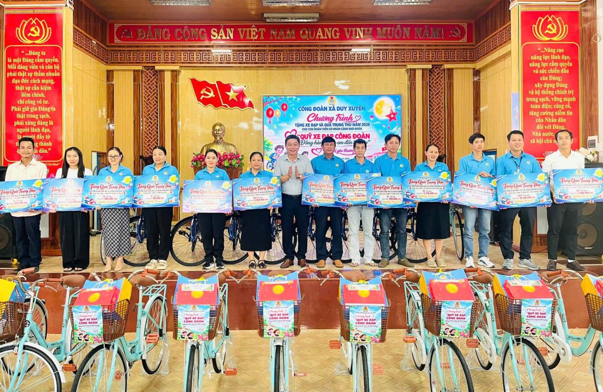 Trao tặng 20 chiếc xe đạp cho học sinh.