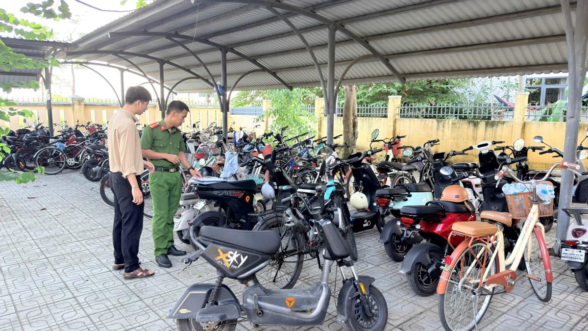 Công an phường Hội An Đông kiểm tra tại khu vực để xe trong nhà trường.