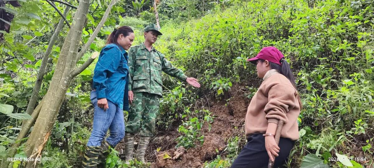 Đồn Biên phòng Ga Ry hỗ trợ 200kg gạo cho các gia đình tại khu vực tránh trú.