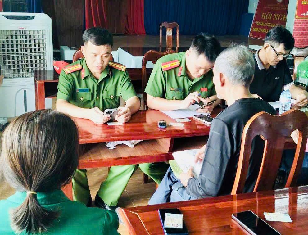 Công an xã Quế Sơn đưa chủ trương chuyển đổi số đến gần với đời sống thực tiễn của người dân.