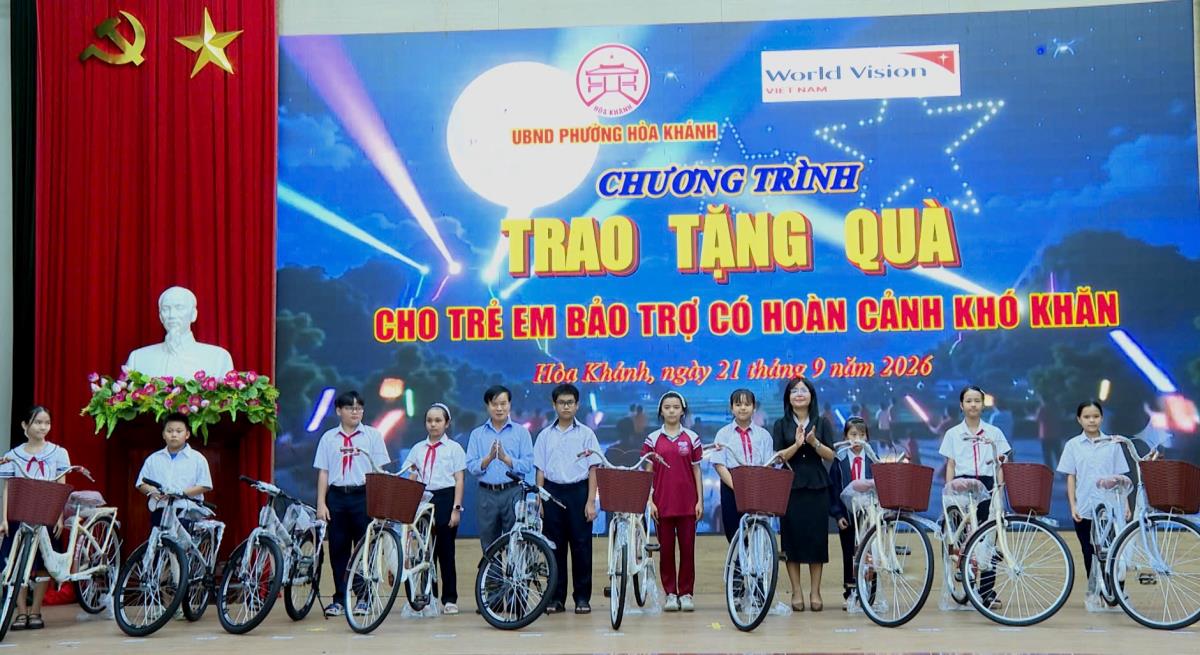 Nhân dịp Tết Trung thu, xã Thăng Điền trao tặng 20 suất quà cho trẻ khuyết tật.
