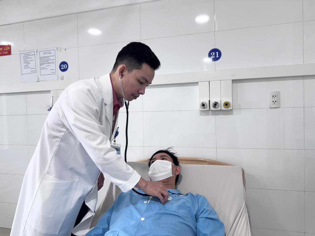 Bác sĩ khoa Ngoại Tim mạch Bệnh viện Đà Nẵng kiểm tra sức khỏe bệnh nhân sau phẫu thuật. Ảnh: BVCC