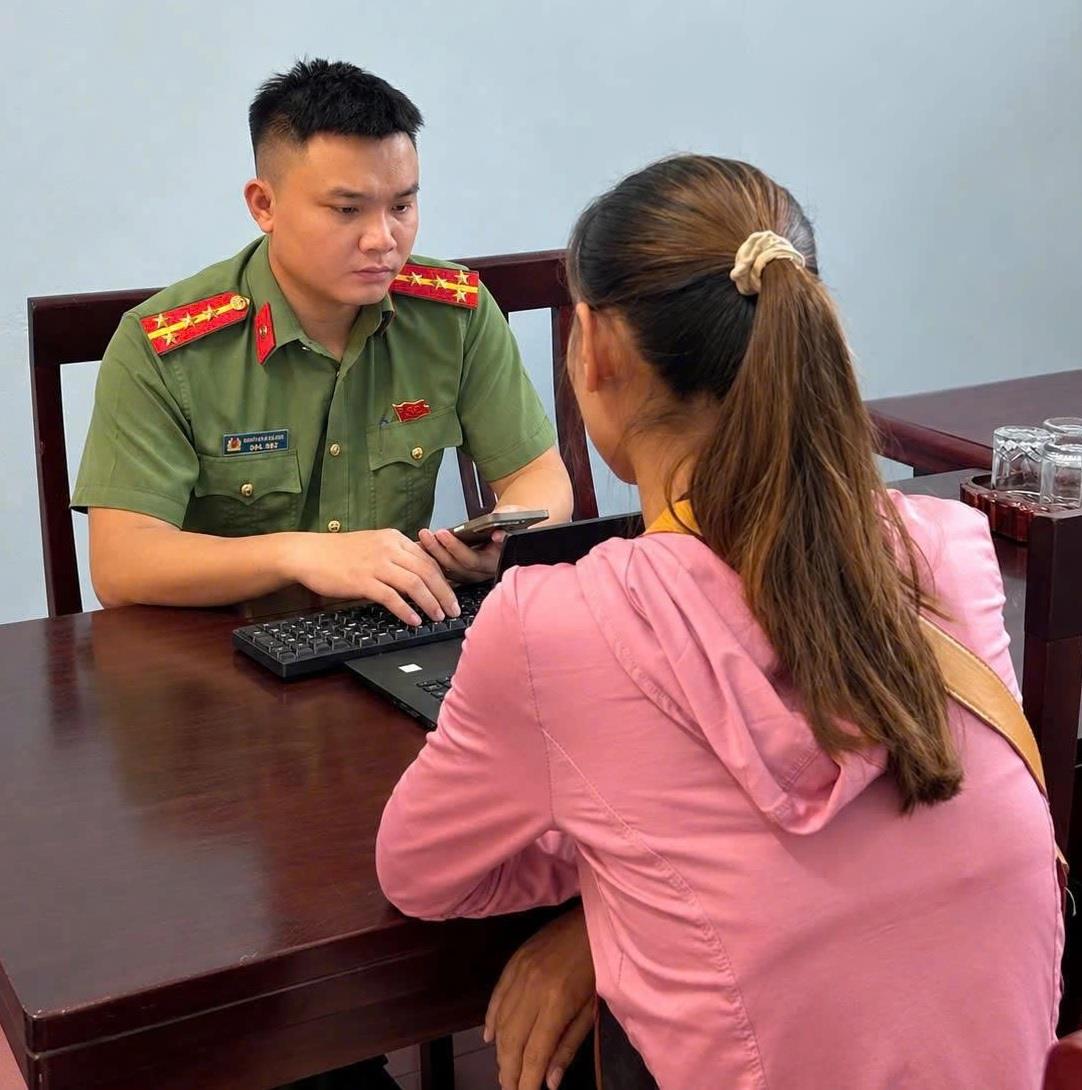 Công an xã Quỳ Châu làm việc với chị L.