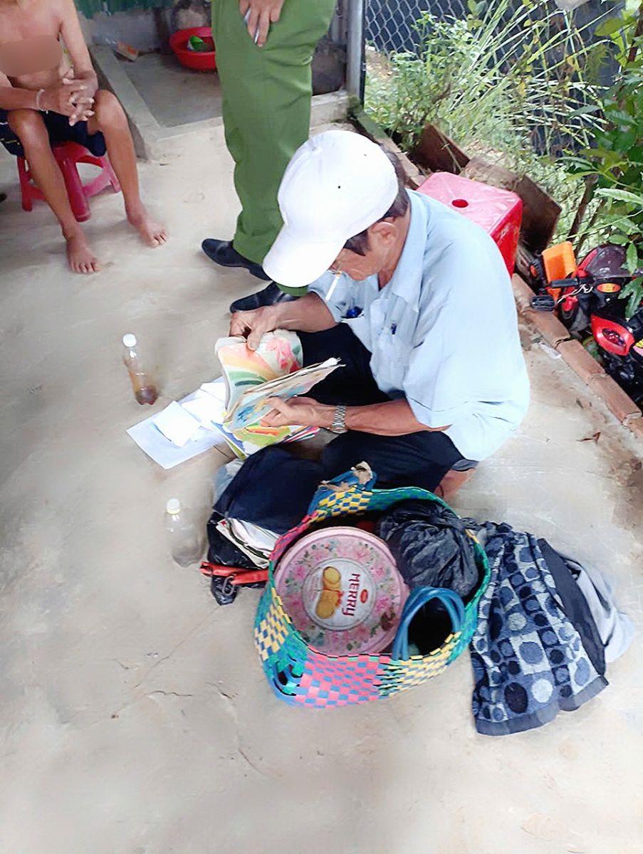 Ông T. bị phát hiện gạ bán thuốc không rõ nguồn gốc cho người dân.