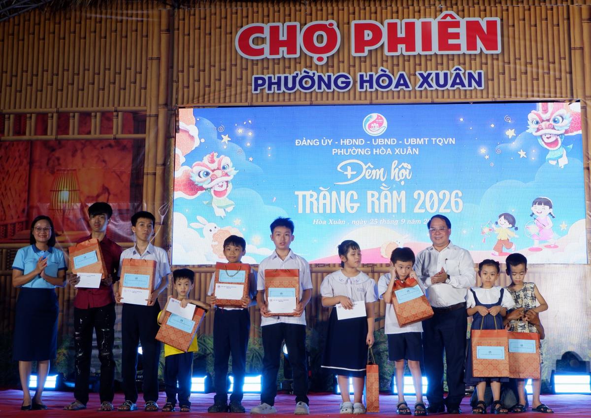 Trao quà Trung thu cho gần 400 trẻ em có hoàn cảnh đặc biệt ở Hòa Xuân