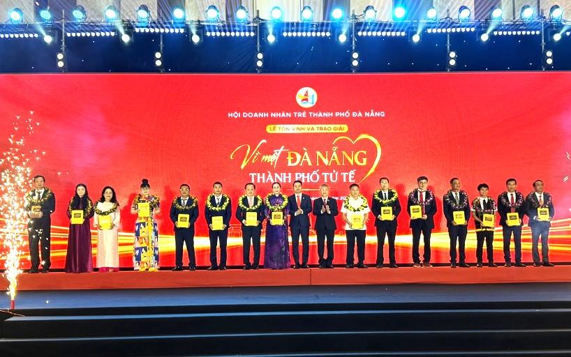 Ban Tổ chức trao Giải thưởng cho Giám đốc Doanh nghiệp tư nhân Thiên Minh Huỳnh Thị Cúc.