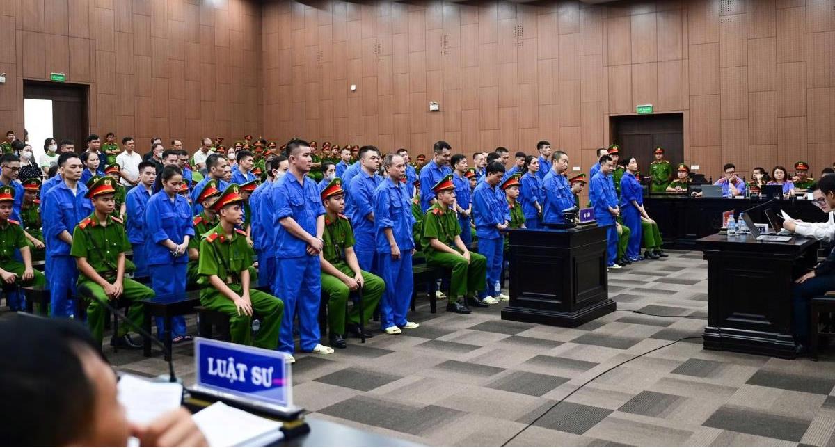 Từ trái qua, các bị cáo: Trần Văn Trường (cựu Viện trưởng VPYTTT.Ư), Nguyễn Thị Mai Anh và Lê Văn Đông.
