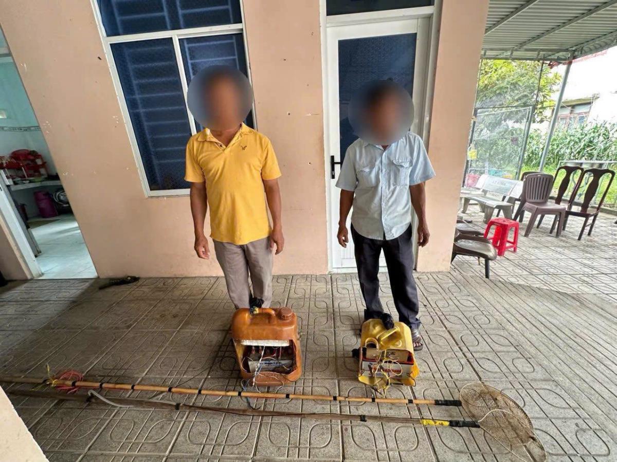 Ông N và ông Q cùng tang vật.