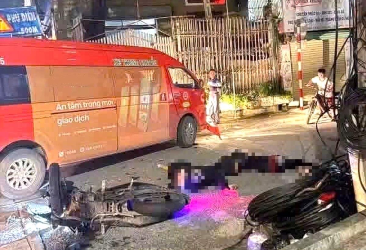 Hiện trường vụ tai nạn giữa xe trung chuyển và xe máy của 3 thanh niên.