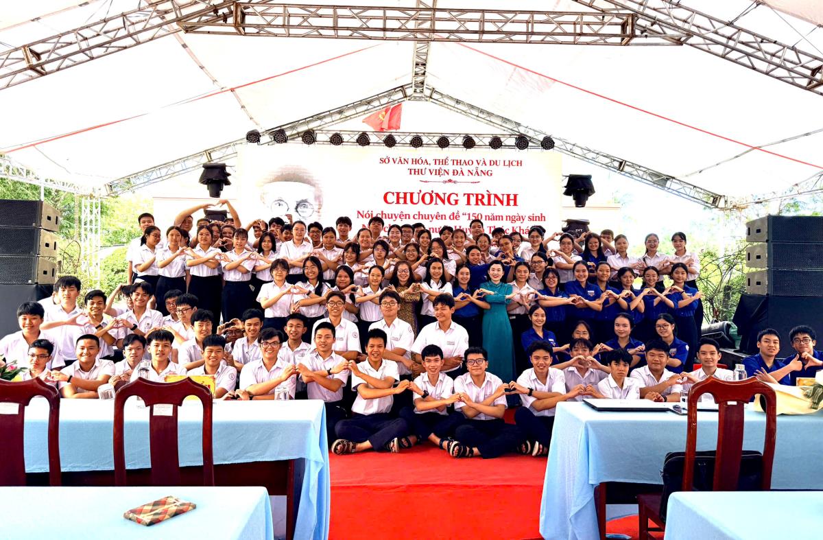Đông đảo các bạn trẻ tham gia chương trình.