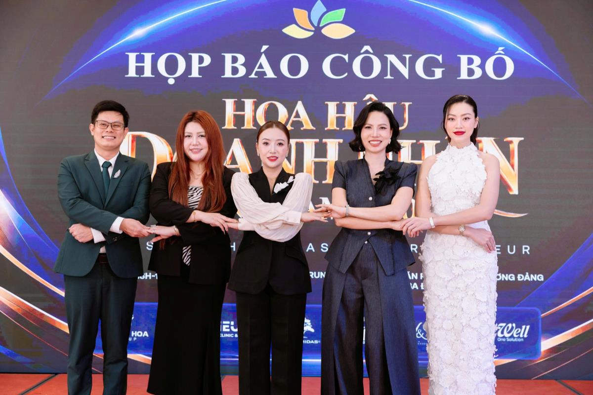 BTC tặng hoa cho hội đồng cố vấn, giám khảo, nhà tài trợ đồng hành cùng cuộc thi.