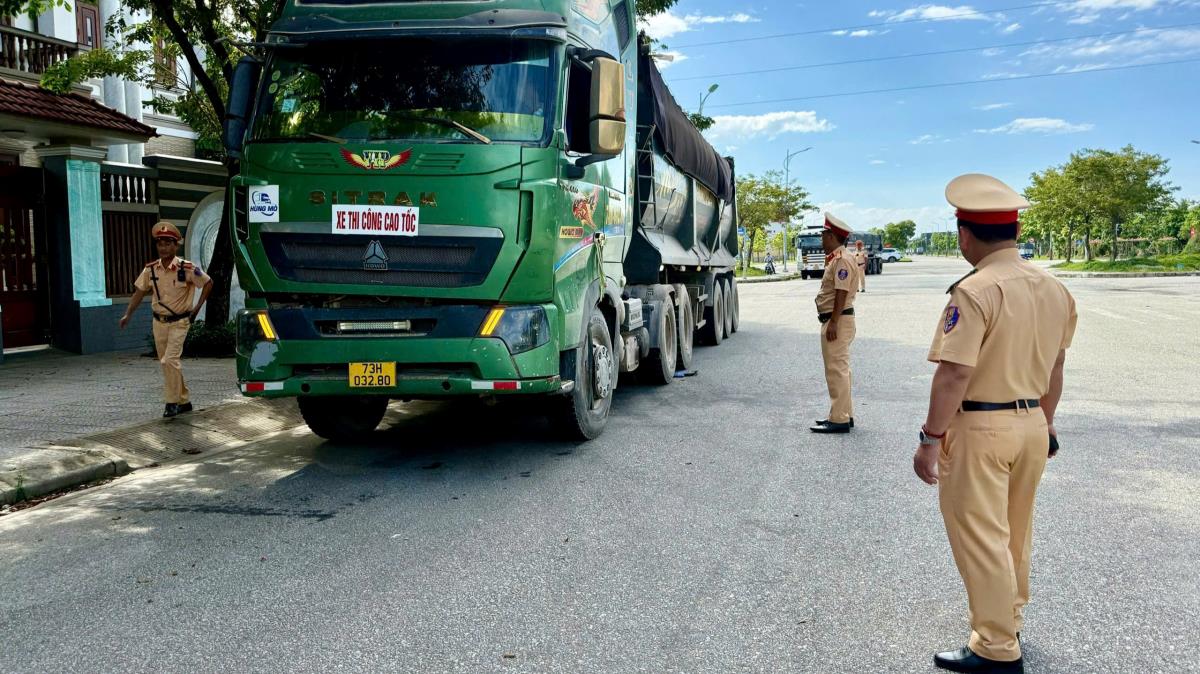 CSGT lập biên bản các trường hợp vi phạm.