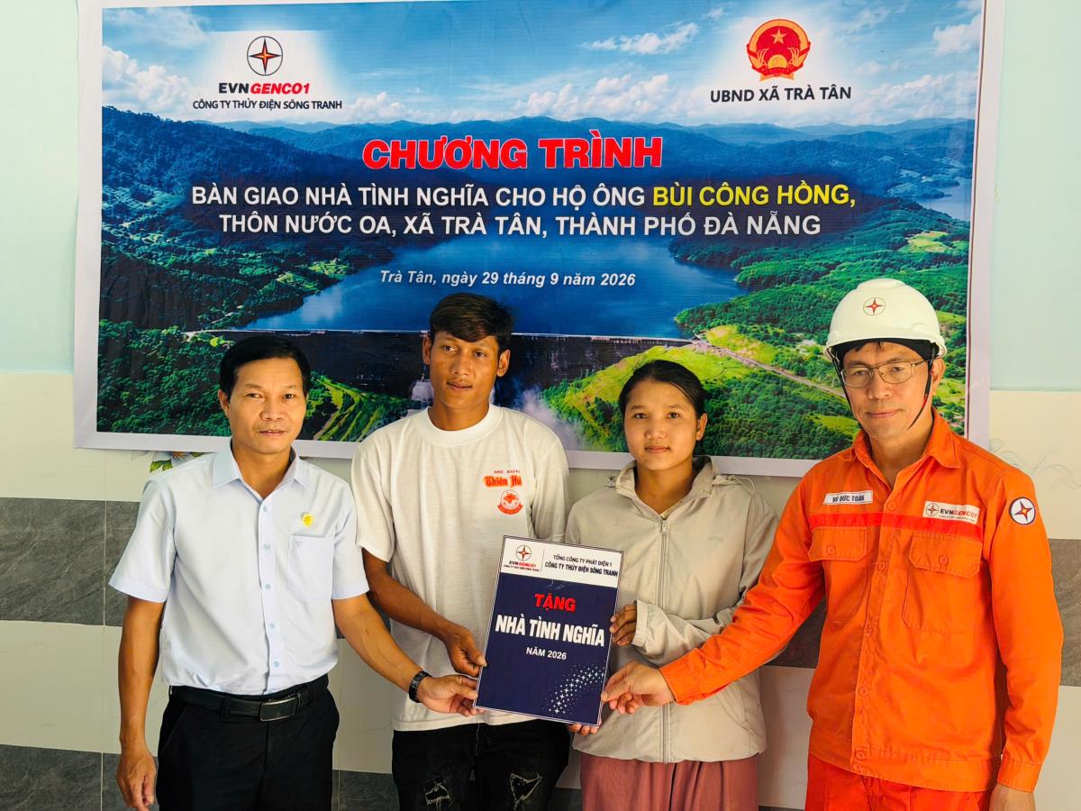 Hai đơn vị bàn giao nhà tình nghĩa cho 2 hộ dân có hoàn cảnh khó khăn.