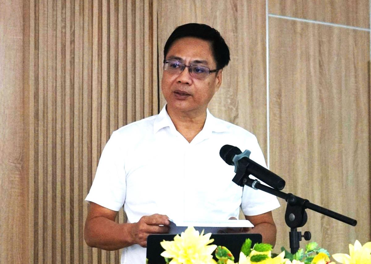 Tổ chức Sáng kiến thiết kế thành phố toàn cầu trao Cẩm nang “Thiết kế vì tốc độ An toàn” phiên bản tiếng Việt cho các đại biểu tham gia tập huấn.