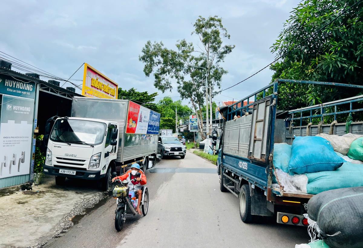 Mùa mưa đến, nhiều đoạn đường xuất hiện tình trạng xuống cấp, hư hỏng.