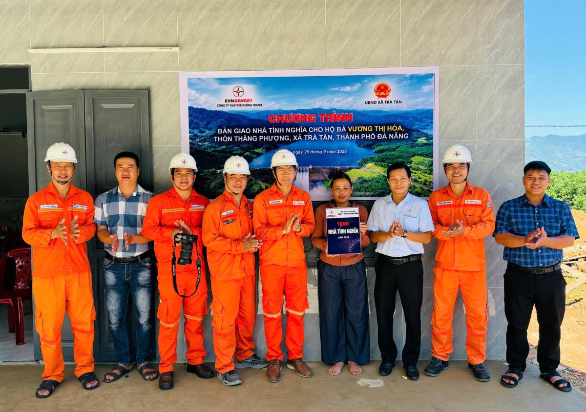 Hai đơn vị bàn giao nhà tình nghĩa cho hộ bà Vương Thị Hòa.
