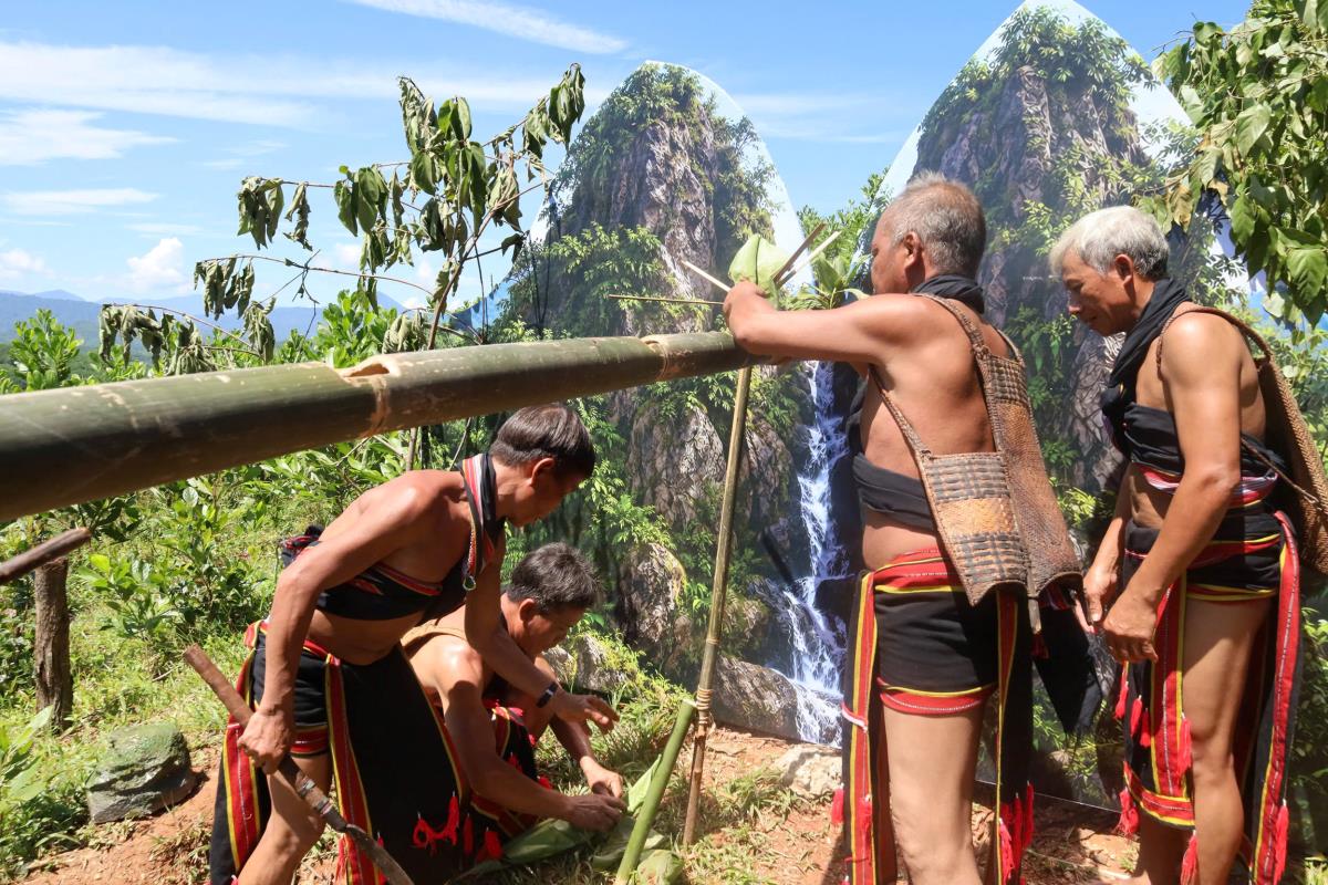 Sau phần thi ẩm thực, thức ăn được trưng bày để lãnh đạo địa phương, người dân và du khách cùng thưởng thức.