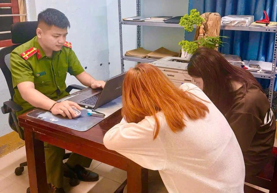 Công an xã Yên Na làm việc với 2 nữ thiếu niên.