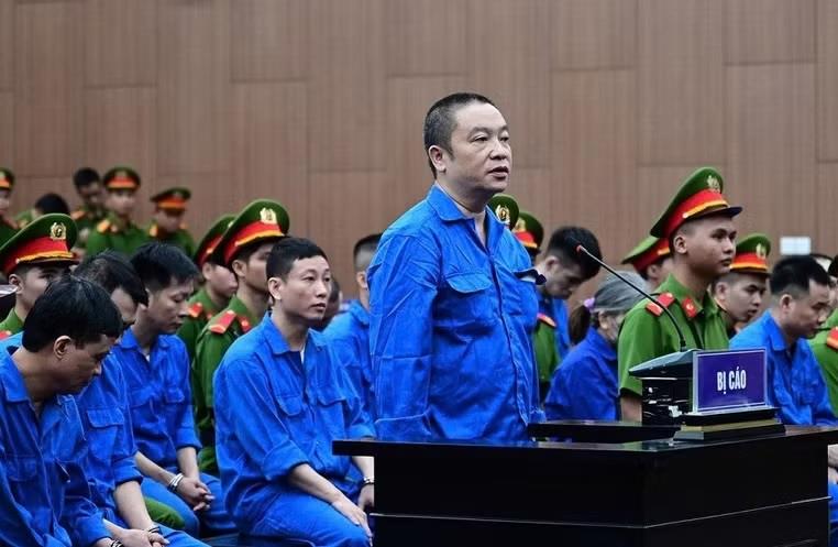 Bị cáo Trần Văn Trường (cựu Viện trưởng VPYTTTƯ) và bị cáo Nguyễn Thị Mai Anh tại phiên tòa.