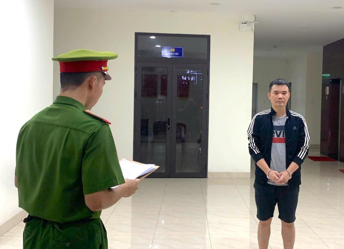 Cơ quan điều tra thực hiện lệnh bắt tạm giam đối với Trần Văn Quân