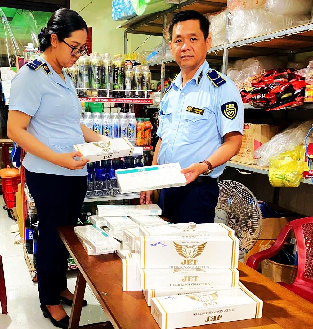 Đội QLTT Số 12 kiểm tra và phát hiện Hộ N.T.T.T kinh doanh thuốc lá ngoại nhập lậu.