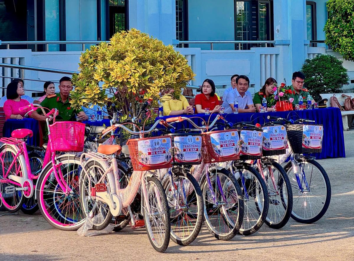 12 học sinh Trường Tiểu học Lê Quý Đôn, xã Thu Bồn được trao yêu thương, tiếp sức đến trường.