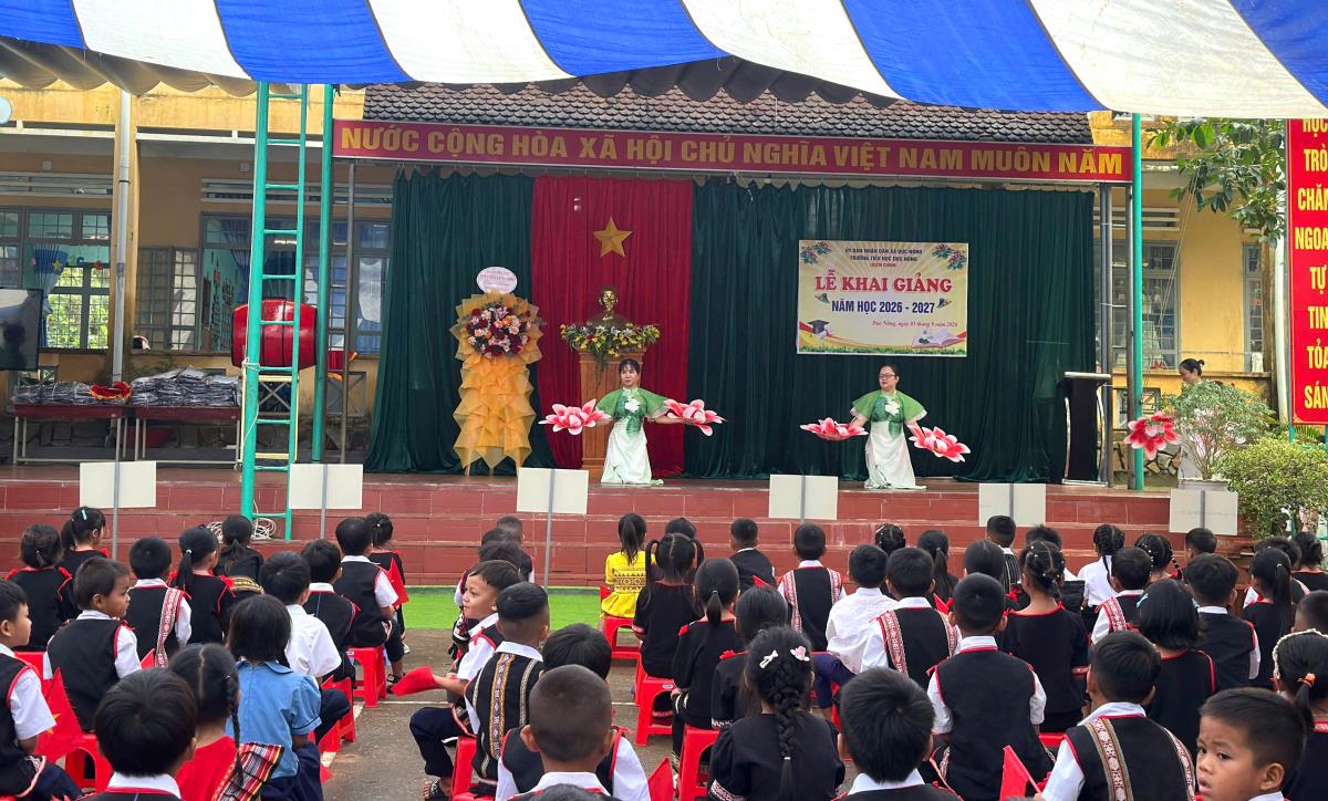 Trao quà cho các em học sinh