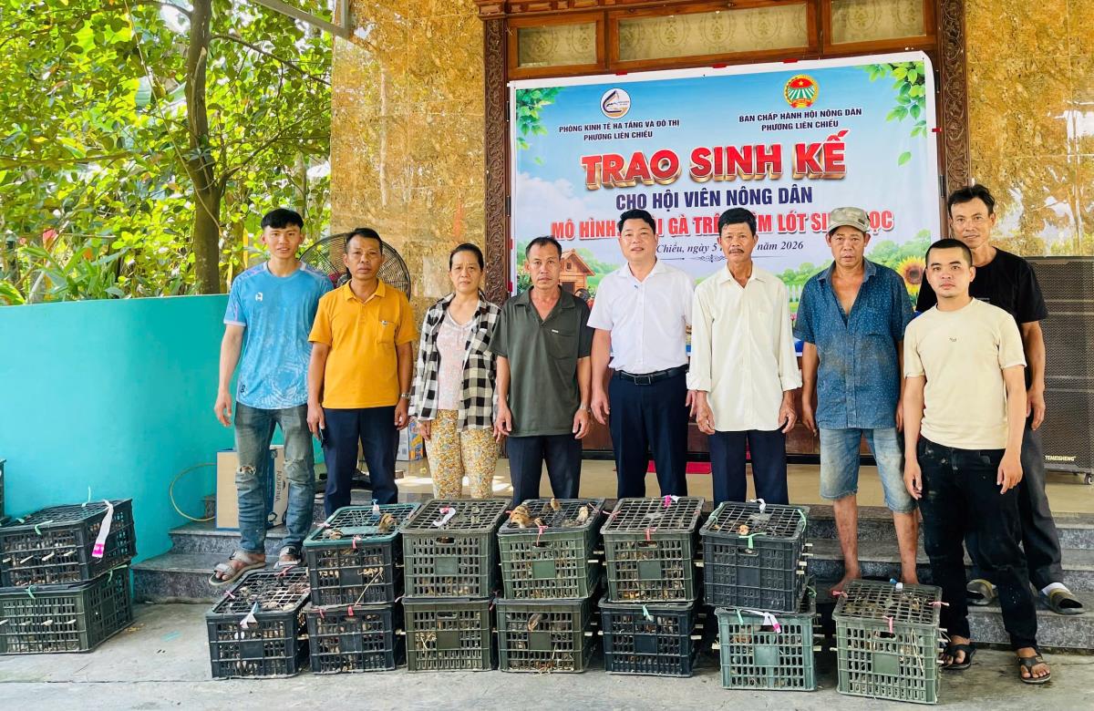 Hội Nông dân phường Liên Chiểu trao hỗ trợ sinh kế cho hội viên.