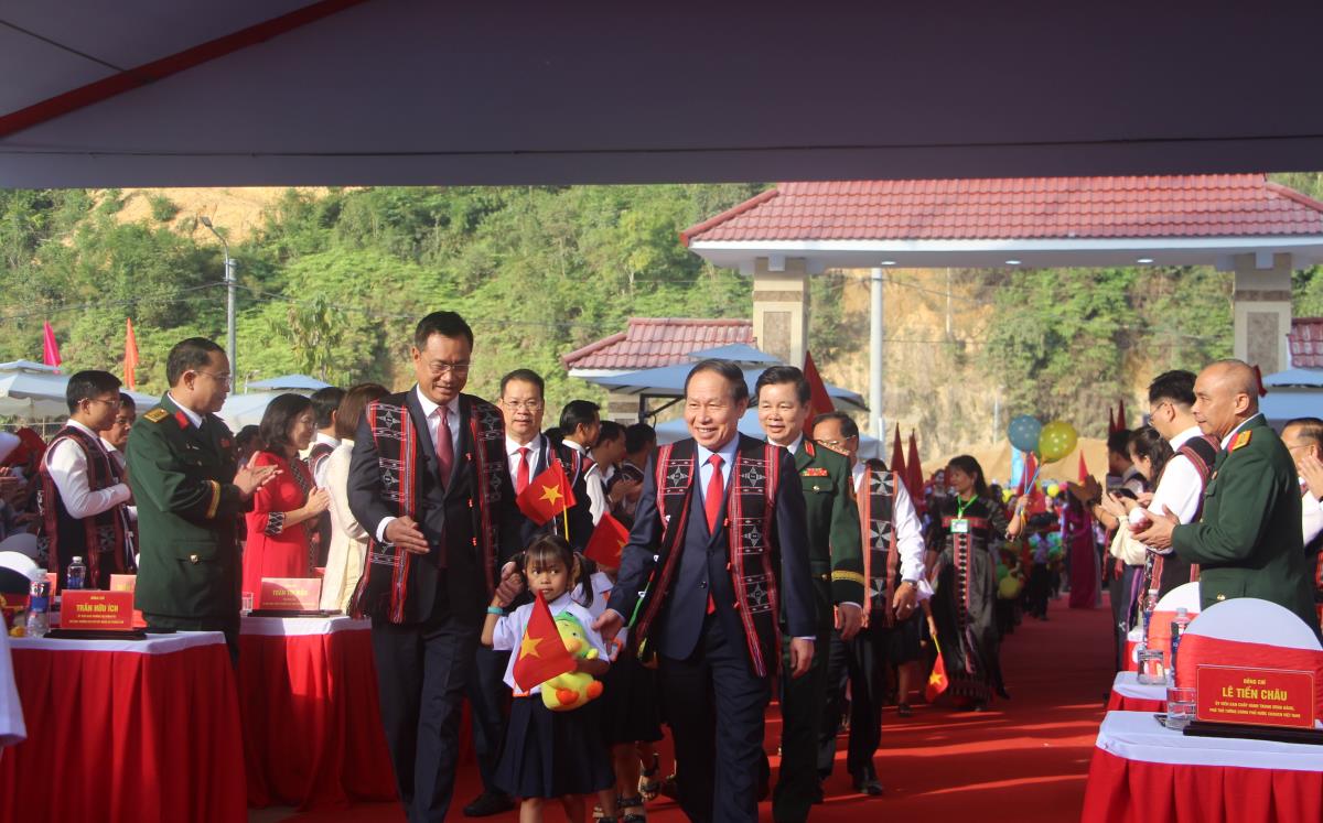 Phó Thủ tướng Chính phủ Lê Tiến Châu dự Lễ Khai giảng năm học mới tại nơi phên dậu phía Tây thành phố Đà Nẵng