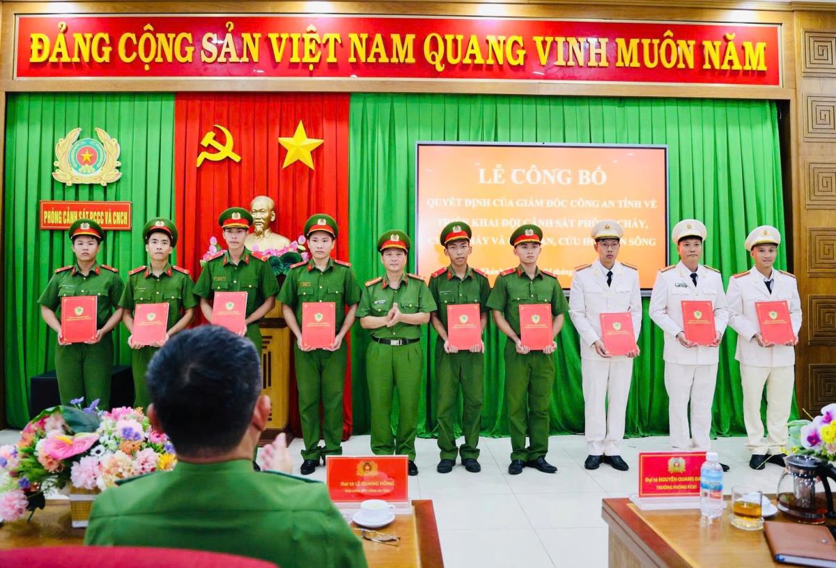 Các chiến sĩ được điều động đến Đội PCCC và CNCH trên sông.