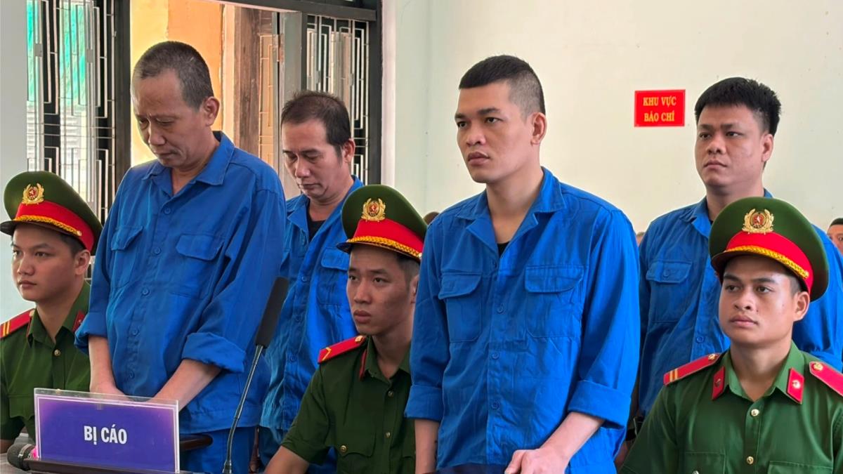 Các bị cáo tại phiên tòa.