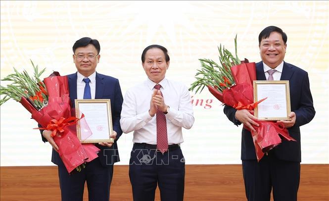 
Tổng Thanh tra Chính phủ Nguyễn Quốc Đoàn chúc mừng 2 tân Phó Tổng Thanh tra Chính phủ Phạm Thành Ngại (bên phải) và Nguyễn Thanh Tuấn (bên trái).
