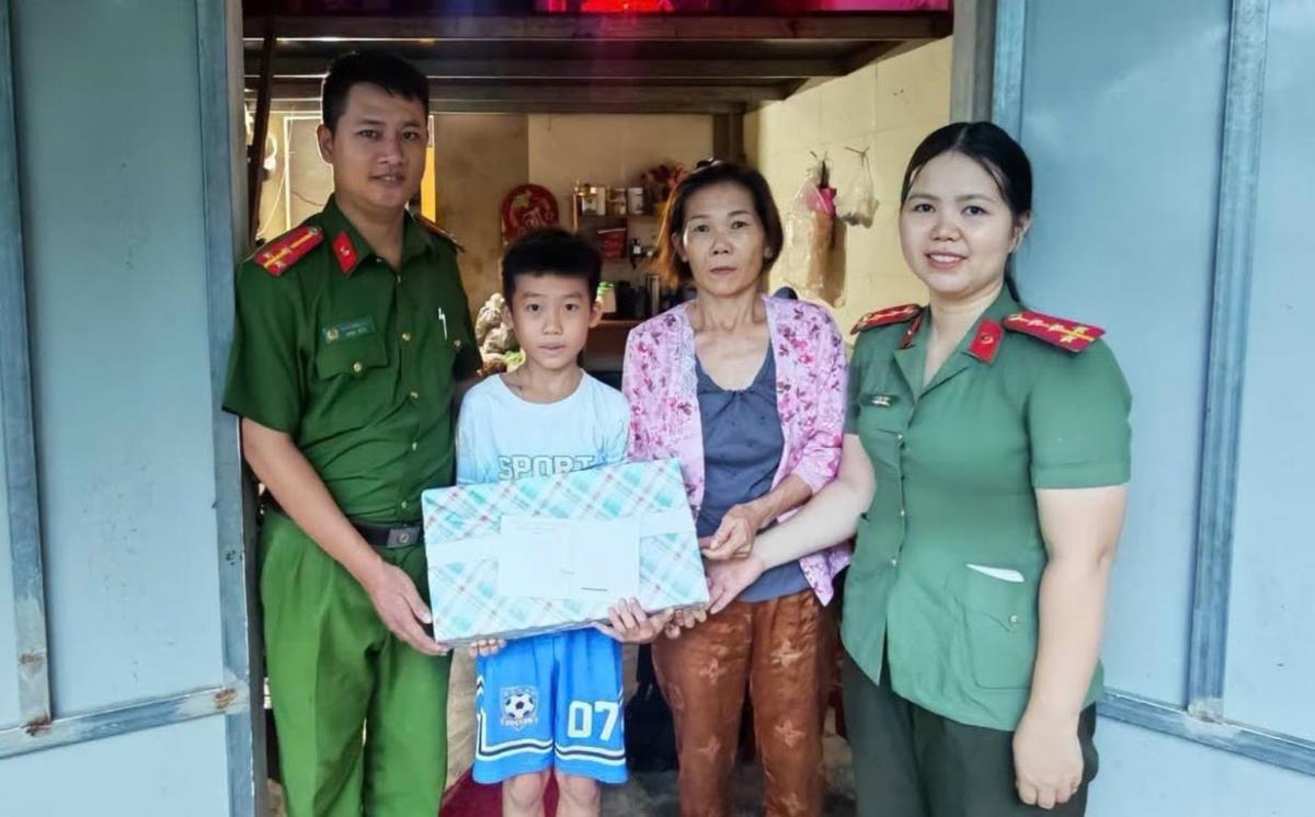 Trao kinh phí hỗ trợ hai học sinh có hoàn cảnh khó khăn
