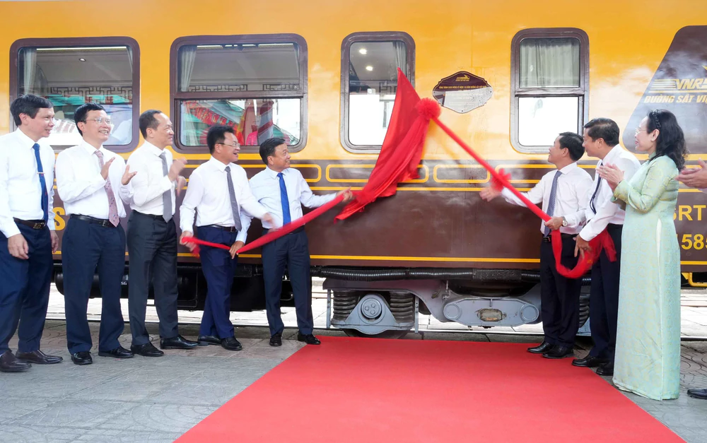 Bên trong đoàn tàu “Phong Nha – Cố đô Huế: Hành trình Di sản thế giới”. Ảnh: Tá Chuyên - TTXVN