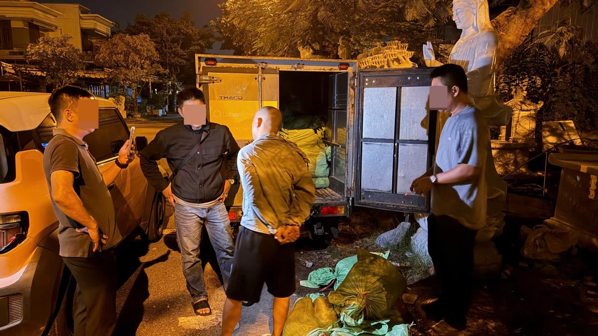 Bắt quả tang đối tượng vận chuyển 289 bình khí cười đi tiêu thụ