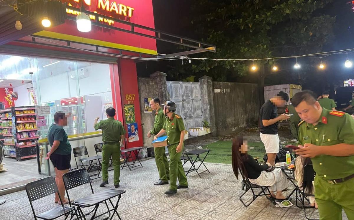Công an phường Thanh Khê kiểm tra một cơ sở siêu thị trên địa bàn.