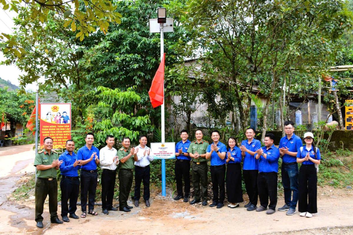 Trao tặng quà trung thu cho các em thiếu nhi