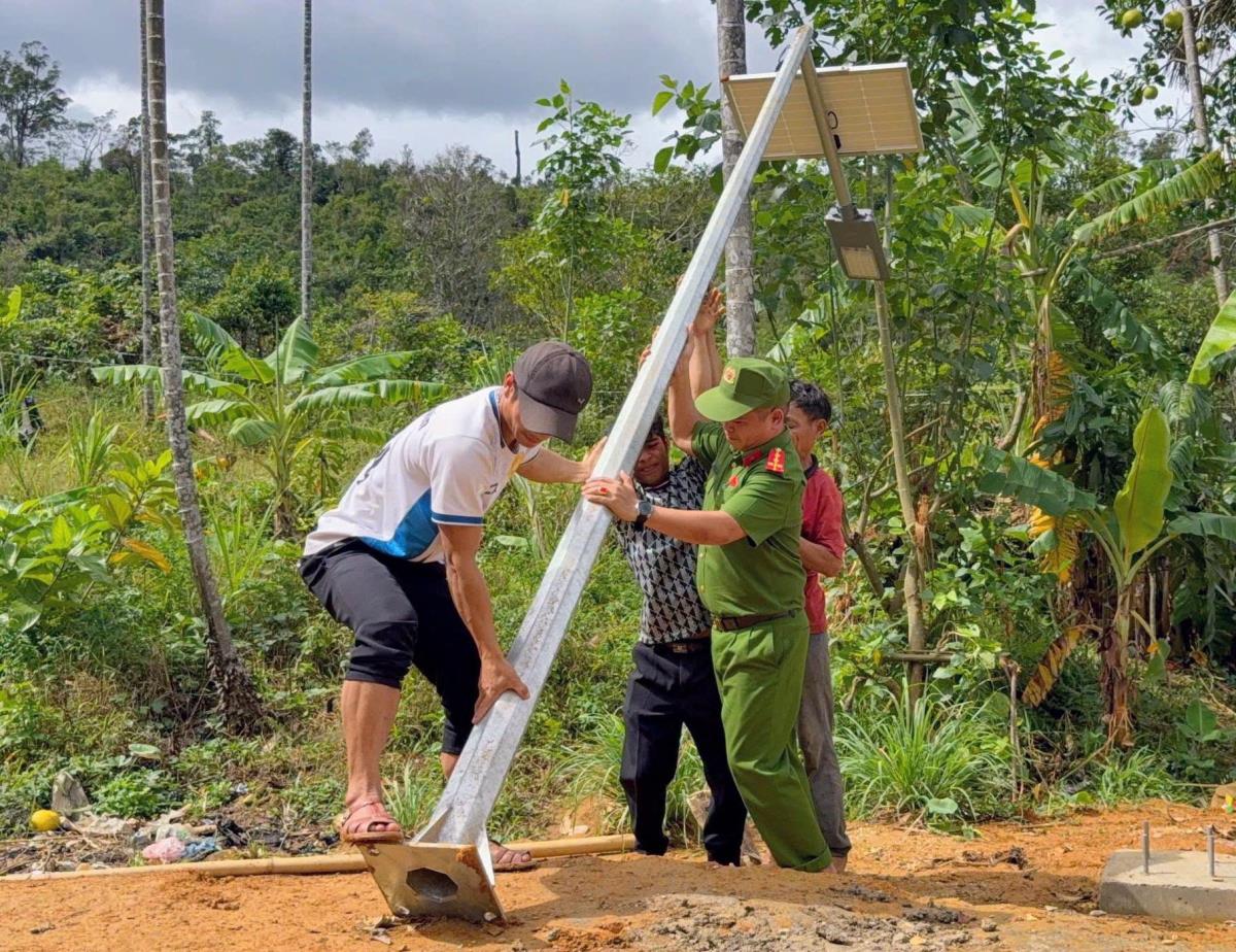 Chương trình “Thắp sáng Trà Leng – Bản làng Bừng Sáng” gắn kết giữa lực lượng Công an, các tổ chức thiện nguyện và người dân địa phương.