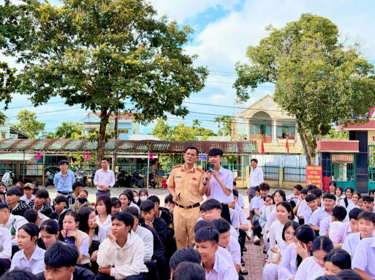 Báo cáo viên Đội Cảnh sát giao thông đường bộ số 3 tuyên truyền, phổ biến các quy tắc về giao thông cho các em học sinh.