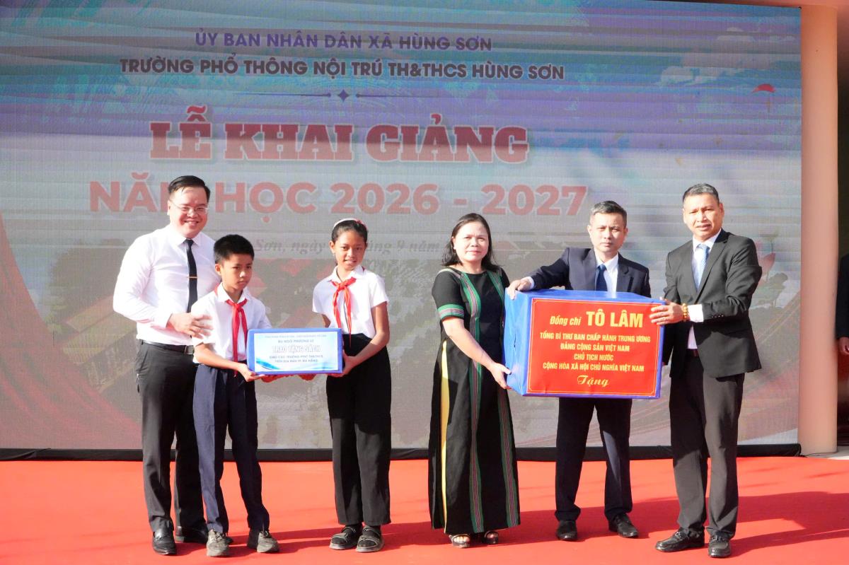 Trước thềm năm học mới, nhiều phụ huynh đến Nhà sách Đà Nẵng (đường Bạch Đằng) tìm mua một số đầu SGK nhưng chưa có.