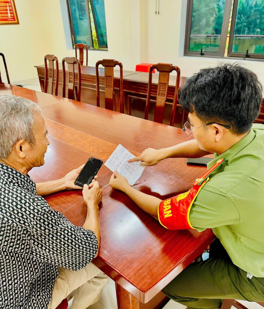 Cán bộ Công an xã giải thích để ông Khanh nhận diện thủ đoạn lừa đảo.