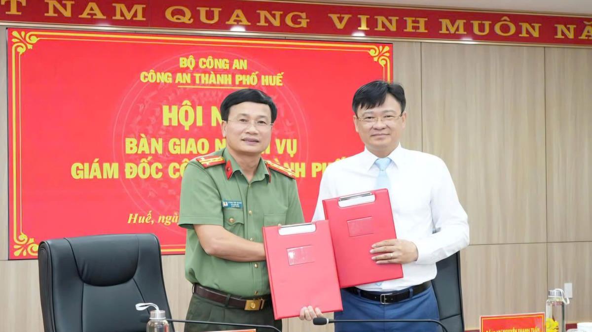 Thiếu tướng Nguyễn Thanh Tuấn và Đại tá Dương Văn Thoan tại hội nghị bàn giao nhiệm vụ.