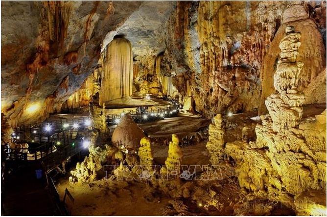 Động Thiên Đường nằm trong lòng lõi núi đá vôi của Di sản thiên nhiên giới Vườn Quốc gia Phong Nha - Kẻ Bàng, được coi là một trong những kỳ quan tráng lệ và huyền ảo bậc nhất thế giới. Ảnh: TTXVN