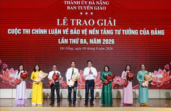 Đồng chí Nguyễn Khắc Toàn (thứ 4, từ phải sang), Ủy viên Ban Chấp hành Trung ương Đảng, Phó Bí thư Thường trực Thành ủy Đà Nẵng, tặng hoa chúc mừng Ban tổ chức giải.